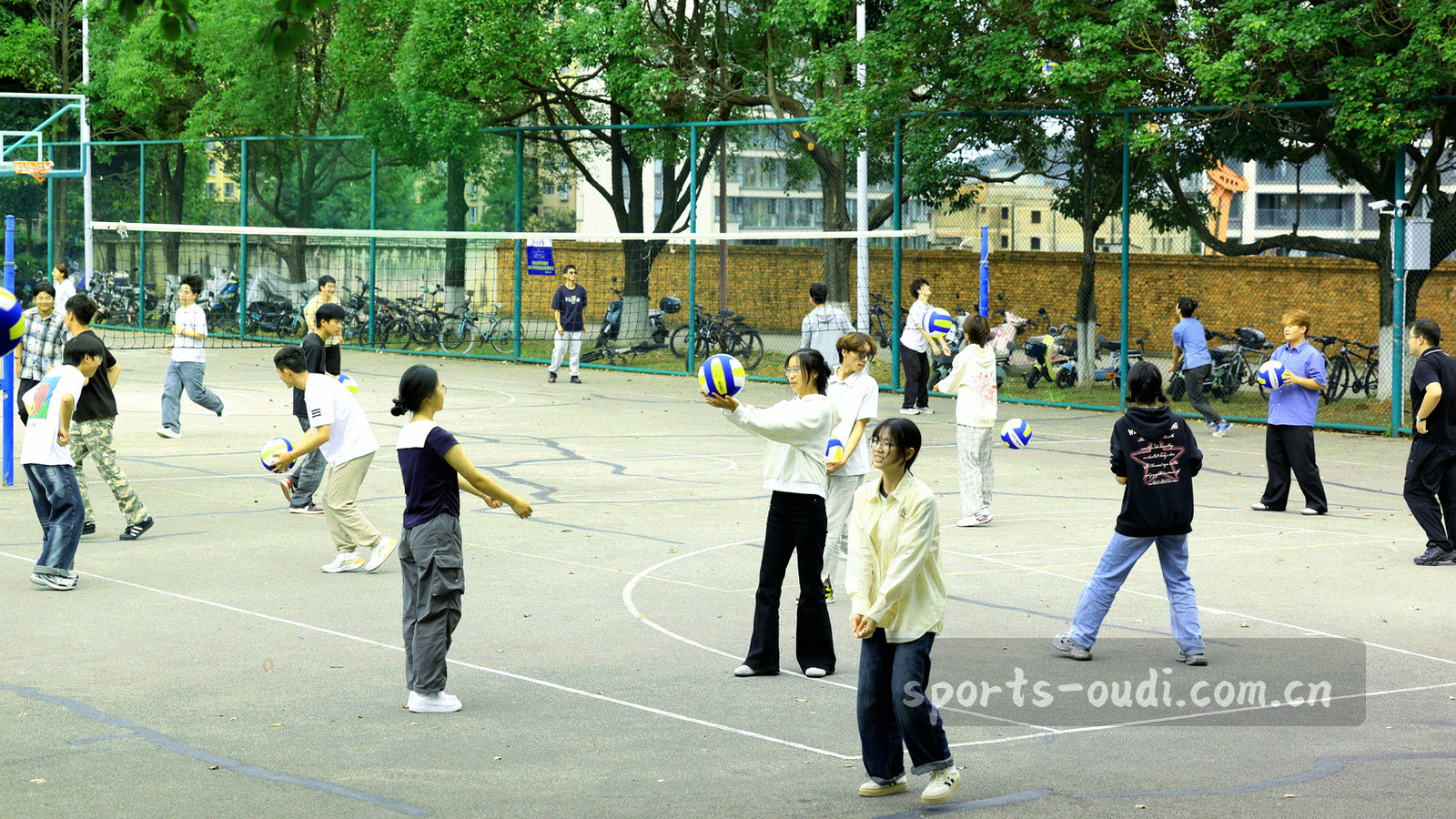夜间看台灯光与观众席虚影，暗调低对比的球场氛围